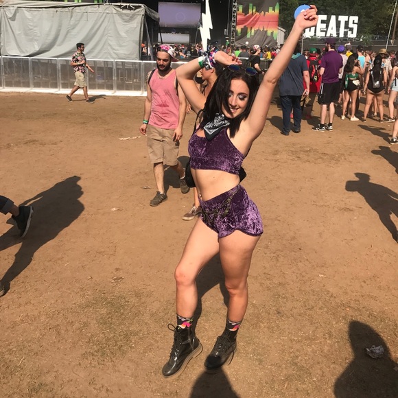 MEET YOUR POSHER - Picture 2 of 3